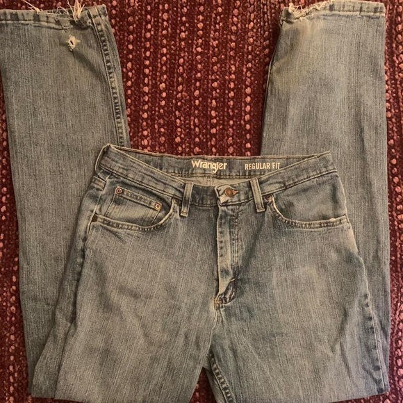 mens regular fit wrangler blue jeans
labeled size 30x32 - Picture 2 of 2